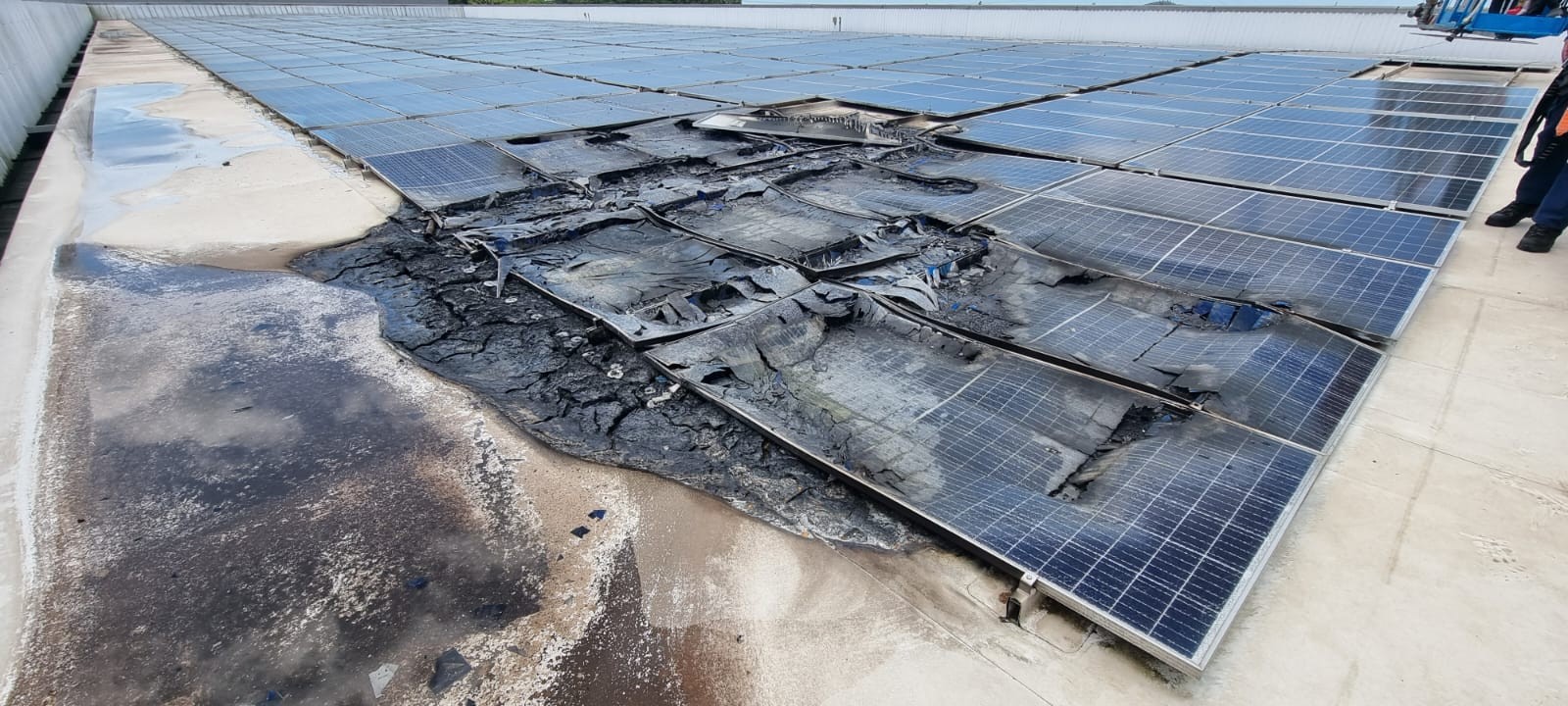 Painéis solares pegam fogo em indústria no interior de Santa Catarina